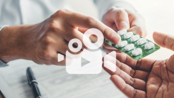 Arzt deutet auf Tabletten