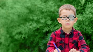 Kind mit abgeklebtem Auge