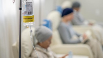 Mehrere Personen erhalten Chemotherapie