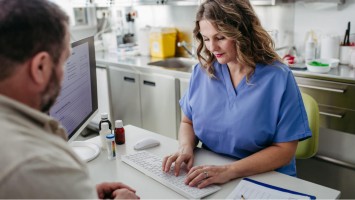 Adipöser Mann konsultiert Ärztin