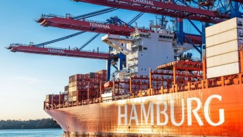 Containerschiff Hamburg im Hamburger Hafen