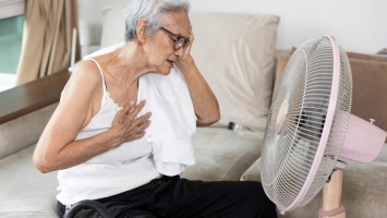 Seniorin leidet unter Hitze (Symbolbild)