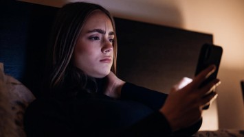 Frau schaut auf Handy