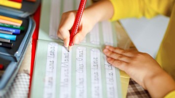 Schüler oder Schülerin lernt schreiben