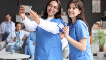 Zwei medizinische Fachkräfte machen ein Selfie