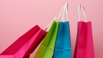 Bunte Taschen vor rosa Hintergrund