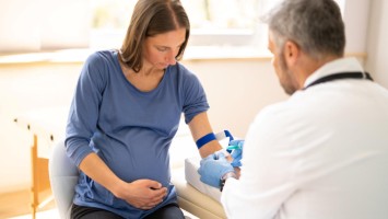 Arzt nimmt Schwangeren Blut ab