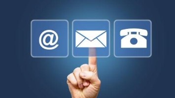 Icons mit Email, Post und Telefon, Hand tippt auf Icon mit Briefumschlag. 