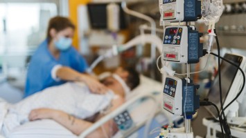 Intensivpflegerin versorgt Patient 
