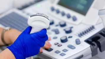 Hand hält Ultraschall-Sonde