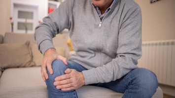 Mann mit Knieschmerzen