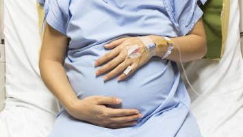 Schwangere erhält Infusion