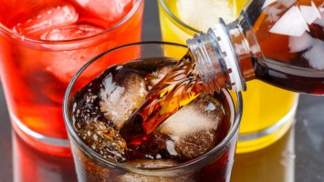 Cola und andere Softdrinks in Gläsern mit Eiswürfeln