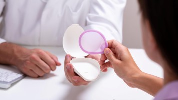 Frau nimmt Diaphragma in der Hand