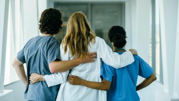 Klinik-Team nimmt sich in die Arme
