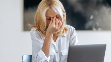 Mitarbeiterin am Laptop