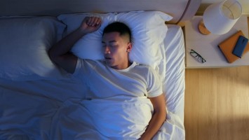 Schlafende Person im Bett