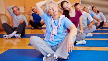Gruppe beim Rückentraining im Fitnesscenter