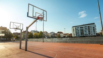  Basketballkorb auf einem Sportplatz an einem sonnigen Sommertag
