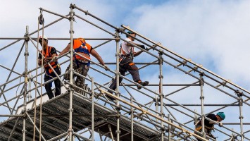 Arbeiter auf Baugerüst