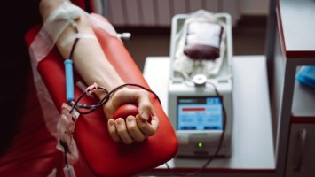 Mann eines Mannes beim Blutspenden