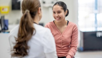 Junge Patientin im Gespräch mit einer Ärztin
