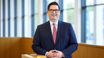 Porträtfoto von VDMA-Präsident Bertram Kawlath: Mann mittleren Alters mit dunklen Haaren, heller Haut und Brille. 