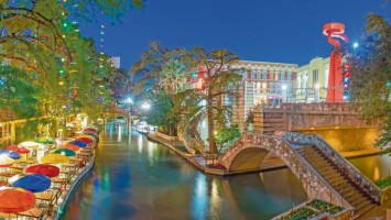 Beleuchtetes Stadtbild