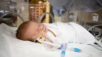 Baby in Brutkasten