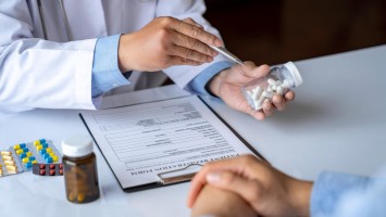 Arzt berät Patienten zu Pillen