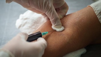 Blut wird abgenommen