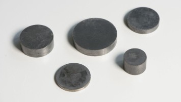 Fünf runde, unterschiedlich große Magnete