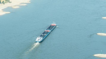 Ein Binnenfrachtschiff auf dem Rhein