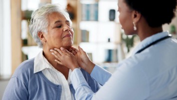 Ärztin untersucht ältere Frau