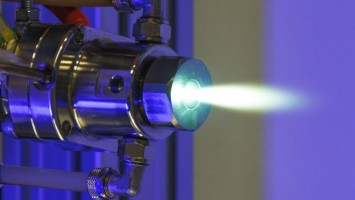 Eine weiße Flamme dringt aus einer Gerätschaft aus Metall