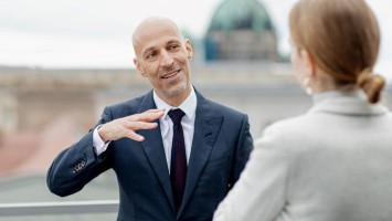 BDI-Präsident Peter Leibinger im Gespräch mit einer Frau