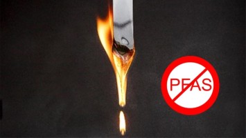 Ein brennendes Material nebst der durchgestrichenen Abkürzung PFAS