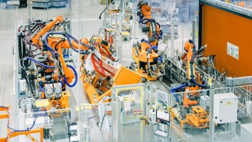 Komplexe Maschinerie aus Fertigungsrobotern