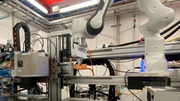 Großer Roboterarm als Teil einer Versuchsumgebung