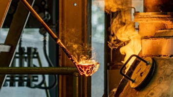 Brennender Schöpflöffel mit flüssigem Stahl
