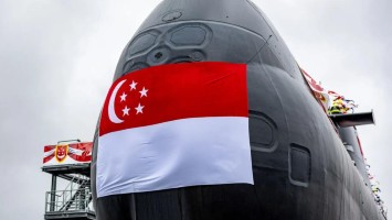 Ein U-Boot, das die Flagge von Singapur trägt. 
