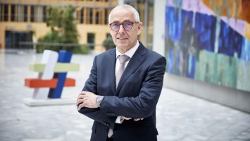 Ein Mann in Anzug