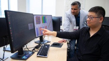 Zwei Männer vor Computerbildschirmen