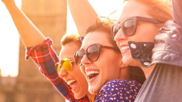 Gut gelaunte Frauen mit Sonnenbrille