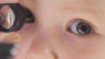 Kinderauge wird untersucht