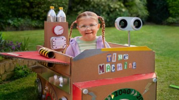 Mädchen in selbst gebauter Zeitmaschine