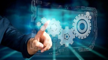 Eine Hand zeigt auf verschiedene Zahnräder