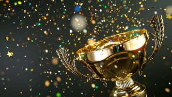Pokal, aus dem Glitzer und Sterne kommen