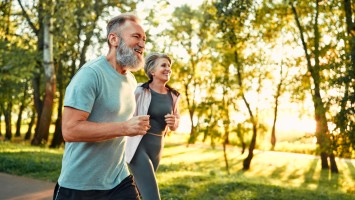 Frau und Mann joggen im Wald