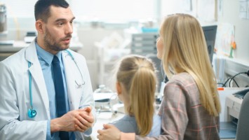 Arzt befragt Mutter über Tochter